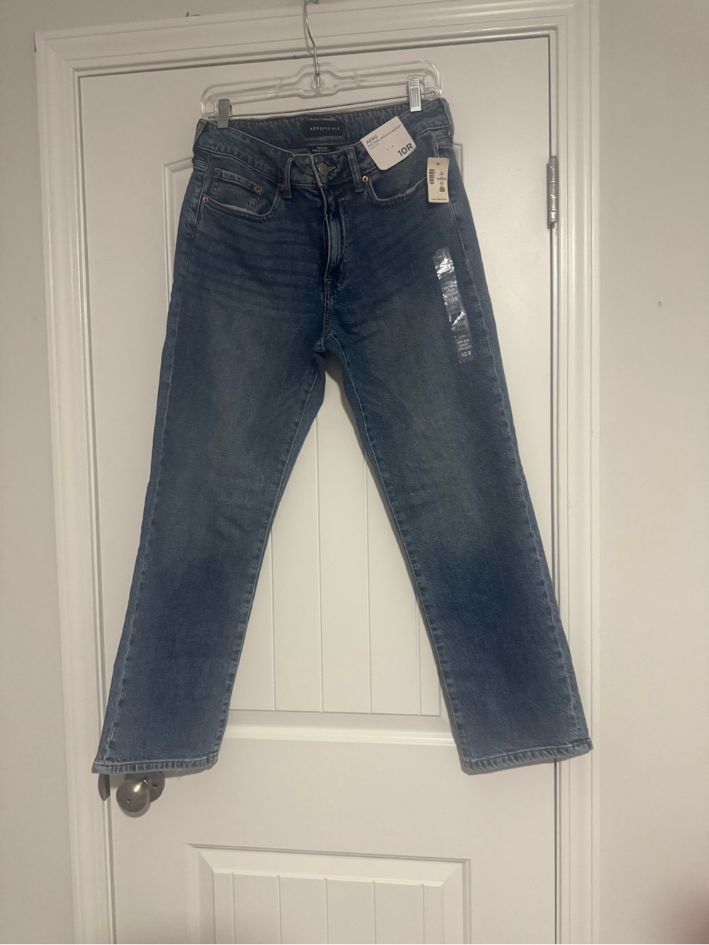 Aeropostale Straight Jeans in Medium Blue Wash